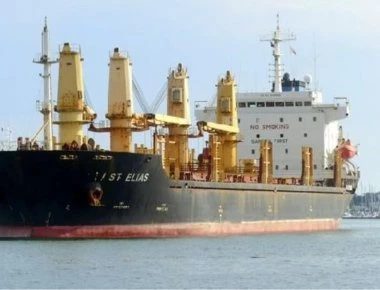 Στη Σαντορίνη προσάραξε το φορτηγό πλοίο «Νέαρχος»